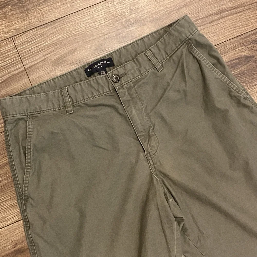 Banana Republic Chino Pants‎ Men's Green Waist actual Size 34 Classic